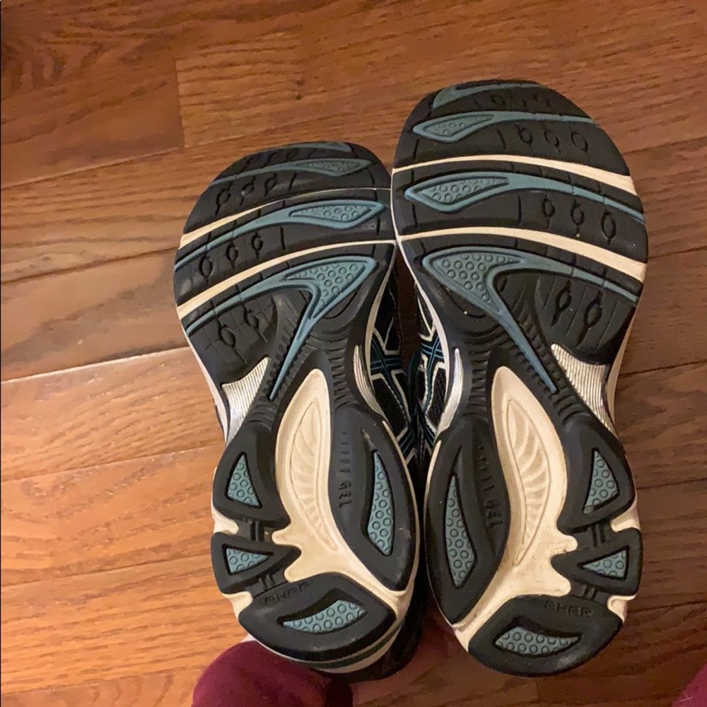 Gently worn ASICS - Picture 4 of 4